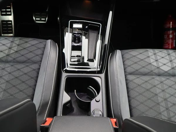 VOLKSWAGEN Golf VIII SW (2024) — foto 8 van 27