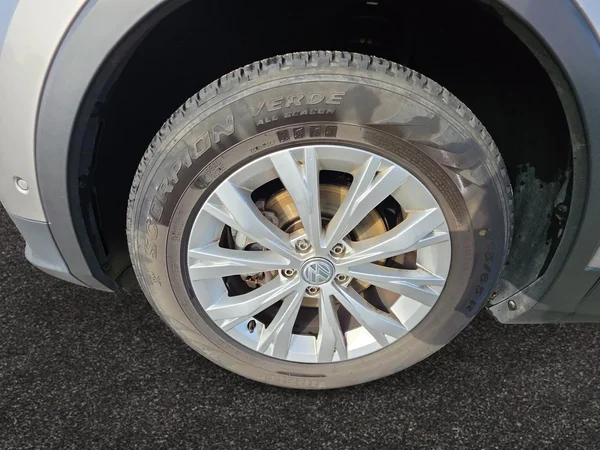 VOLKSWAGEN Tiguan (2019) — foto 16 van 24