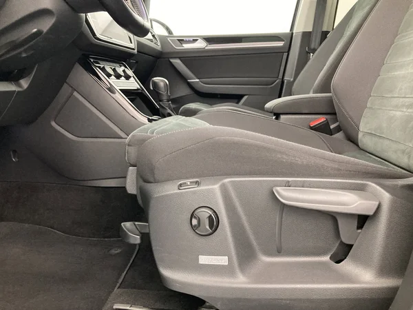 VOLKSWAGEN Touran (2020) — foto 28 van 36