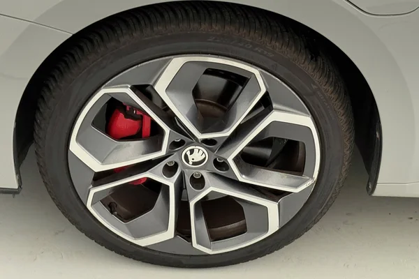 Skoda Octavia SW RS PHEV (2021) — foto 18 van 28