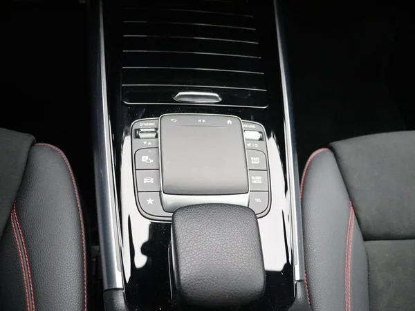 Mercedes-Benz GLA (2021) — foto 6 van 27