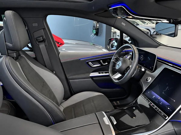 Mercedes-Benz EQE (2024) — foto 13 van 26