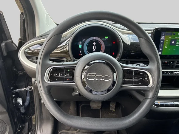 Fiat 500e (2023) — foto 2 van 17