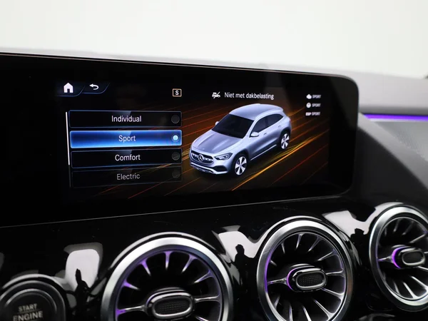 Mercedes-Benz GLA (2022) — foto 18 van 48