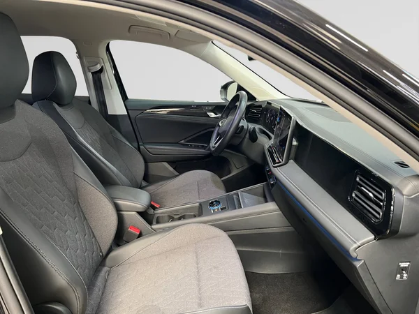 VOLKSWAGEN Tiguan (2024) — foto 14 van 16