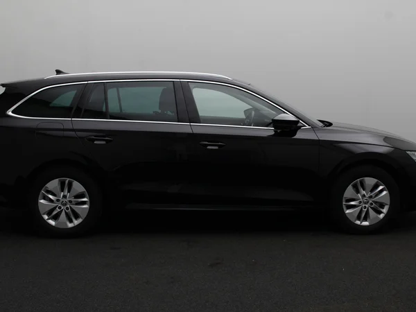 SKODA Octavia Combi (2023) — foto 9 van 18