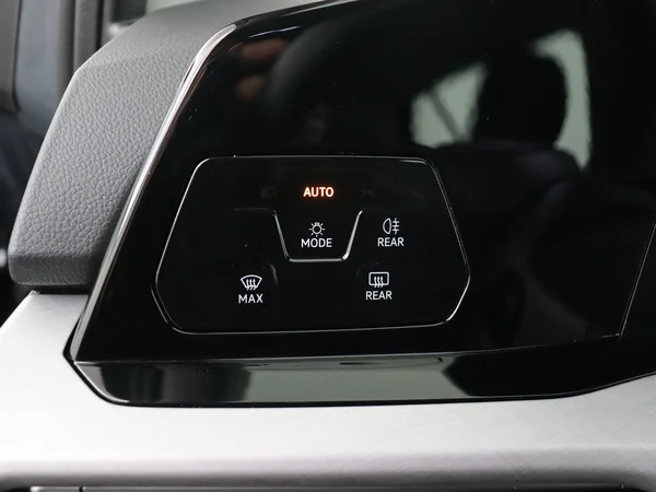 VOLKSWAGEN Golf (2023) — foto 18 van 28