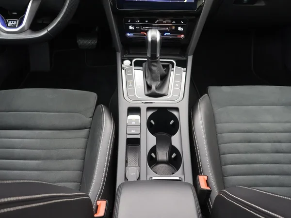 VOLKSWAGEN Passat Variant GTE (2022) — foto 15 van 29