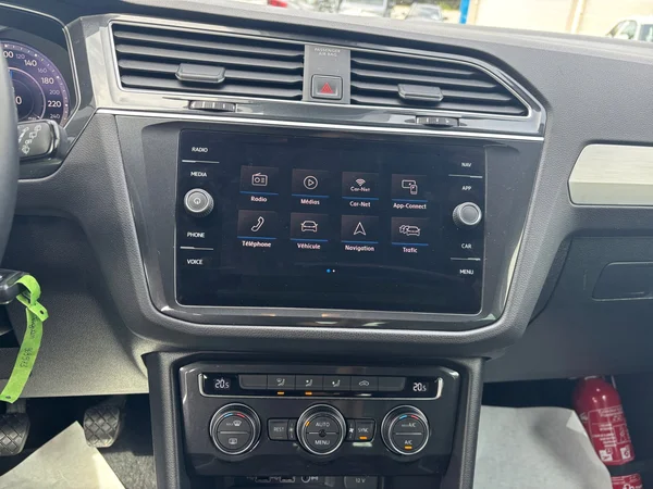 VOLKSWAGEN Tiguan (2018) — foto 3 van 16