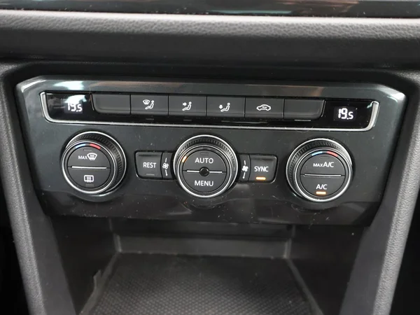 VOLKSWAGEN Tiguan (2020) — foto 18 van 29