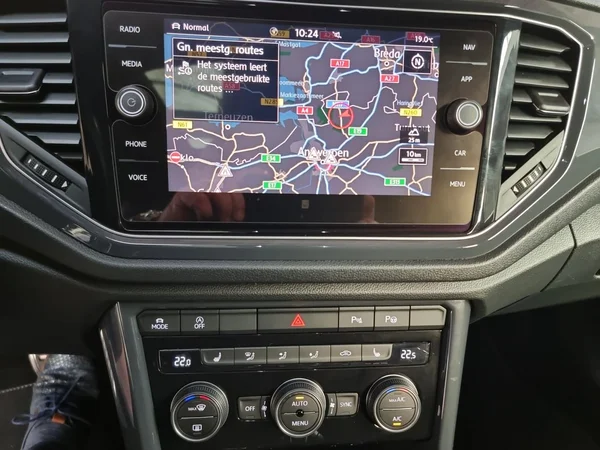 VOLKSWAGEN T-Roc (2019) — foto 6 van 23