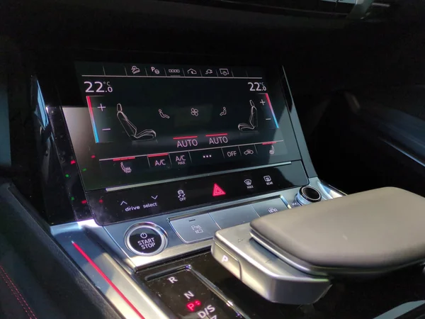 AUDI Q8 e-tron Sportback (2024) — foto 6 van 17