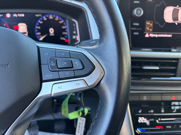 VOLKSWAGEN T-Roc (2022) — foto 2 van 21