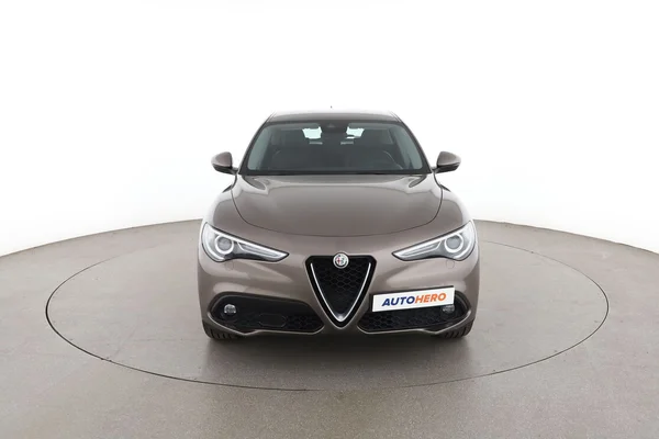 Alfa Romeo Stelvio (2018) — foto 15 van 16