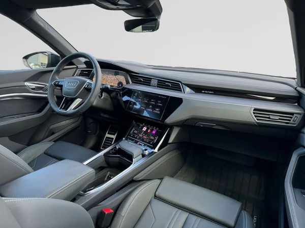 AUDI SQ8 e-tron Sportback (2024) — foto 8 van 21