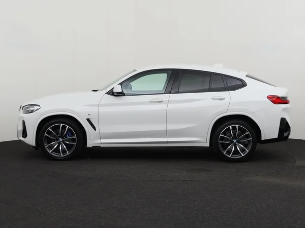 BMW X4 (2022) — foto 12 van 29