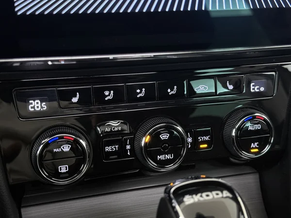 SKODA Superb (2023) — foto 18 van 31