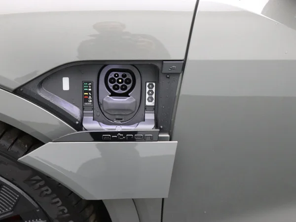 AUDI Q8 e-tron Sportback (2024) — foto 2 van 33