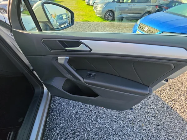 VOLKSWAGEN Tiguan (2019) — foto 9 van 24