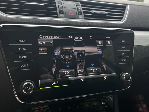 SKODA Superb Combi (2024) — foto 8 van 19