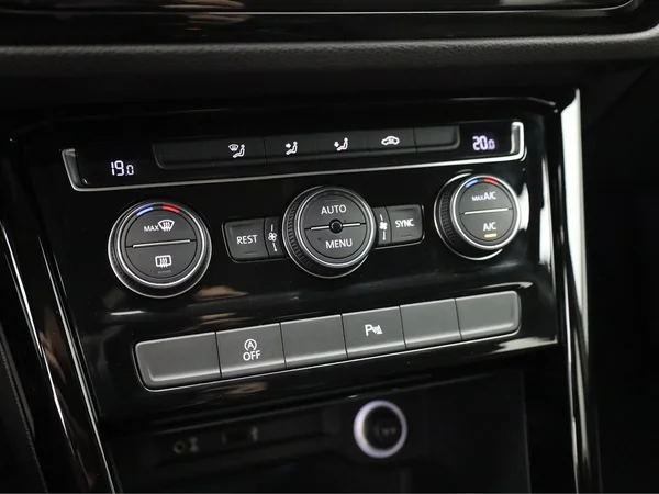 VOLKSWAGEN Touran (2016) — foto 8 van 17