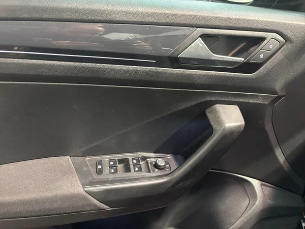 VOLKSWAGEN T-Roc (2018) — foto 7 van 24