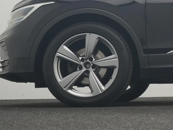VOLKSWAGEN Tiguan (2022) — foto 2 van 10