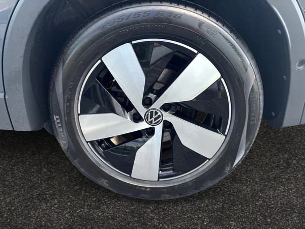 VOLKSWAGEN Tiguan (2024) — foto 13 van 14