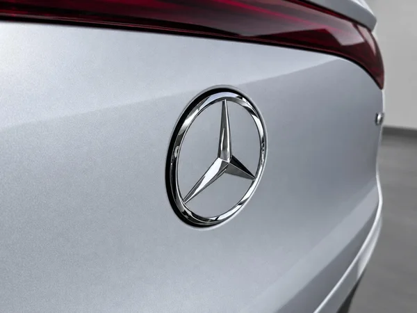 Mercedes-Benz EQE (2024) — foto 15 van 26