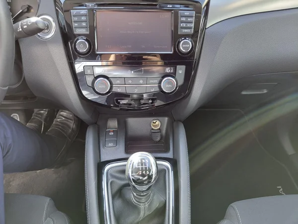 Nissan QASHQAI (2018) — foto 12 van 15