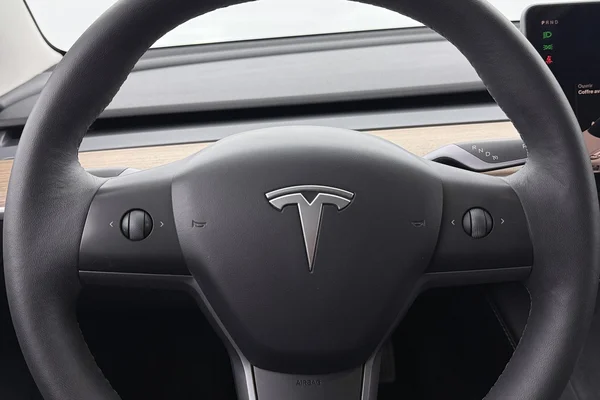 Tesla Model 3 (2023) — foto 3 van 44