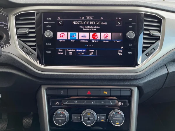 VOLKSWAGEN T-Roc (2021) — foto 2 van 20