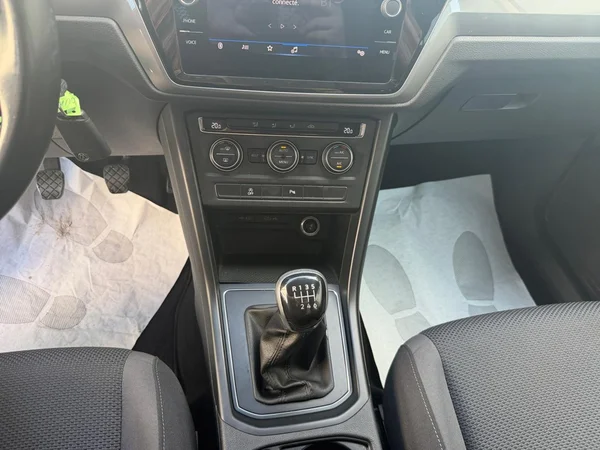 VOLKSWAGEN Touran (2021) — foto 4 van 21