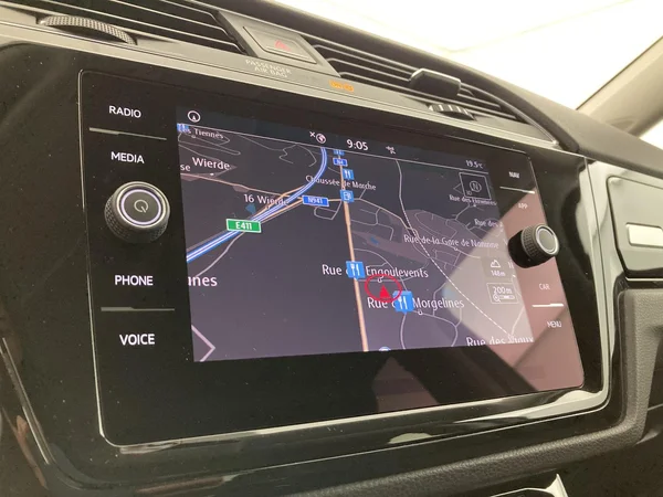 VOLKSWAGEN Touran (2019) — foto 13 van 36