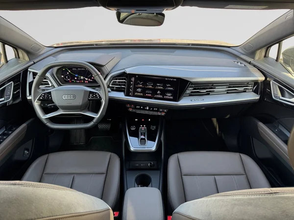 AUDI Q4 Sportback e-tron (2025) — foto 3 van 22