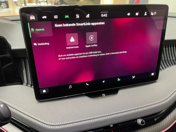 SKODA Superb Combi PHEV (2025) — foto 7 van 16