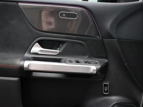Mercedes-Benz GLB (2021) — foto 3 van 33