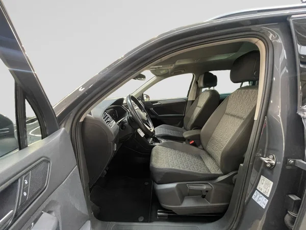 VOLKSWAGEN Tiguan (2022) — foto 3 van 24