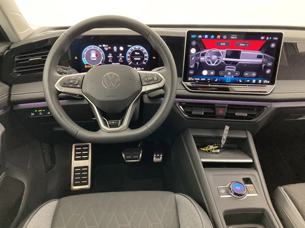 VOLKSWAGEN Tiguan (2025) — foto 10 van 36