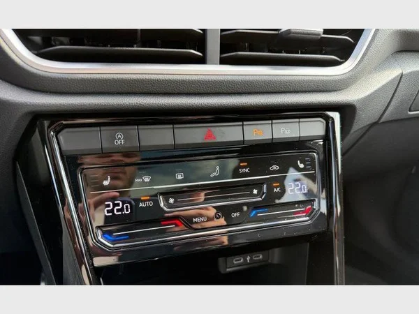 Volkswagen T-Roc (2024) — foto 10 van 26