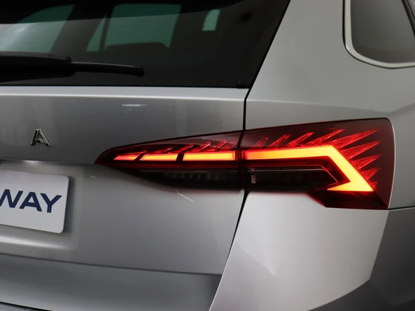 SKODA Octavia Combi (2024) — foto 8 van 19
