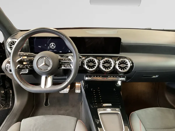 MERCEDES-BENZ A 200 (2024) — foto 14 van 22