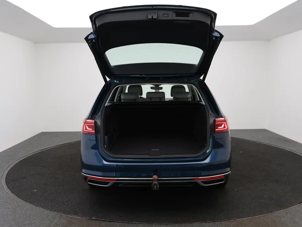 VOLKSWAGEN Passat Variant GTE (2023) — foto 14 van 29