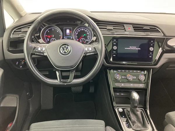 VOLKSWAGEN Touran (2020) — foto 13 van 36