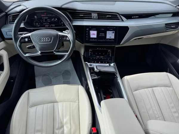AUDI Q8 Sportback e-tron (2024) — foto 2 van 24