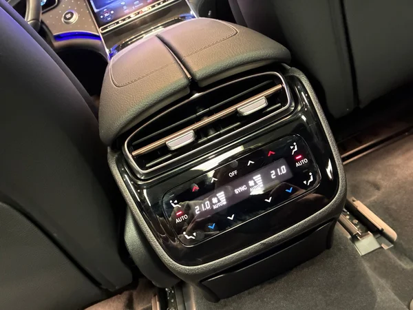 Mercedes-Benz EQE-350 (2022) — foto 18 van 29