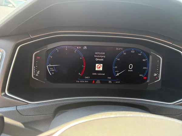 VOLKSWAGEN T-Roc (2018) — foto 6 van 24