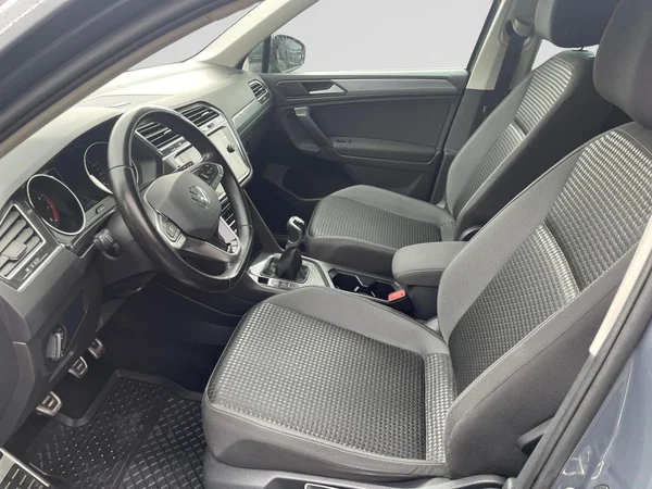 VOLKSWAGEN Tiguan (2021) — foto 2 van 21
