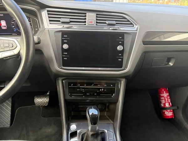 VOLKSWAGEN Tiguan (2021) — foto 3 van 24