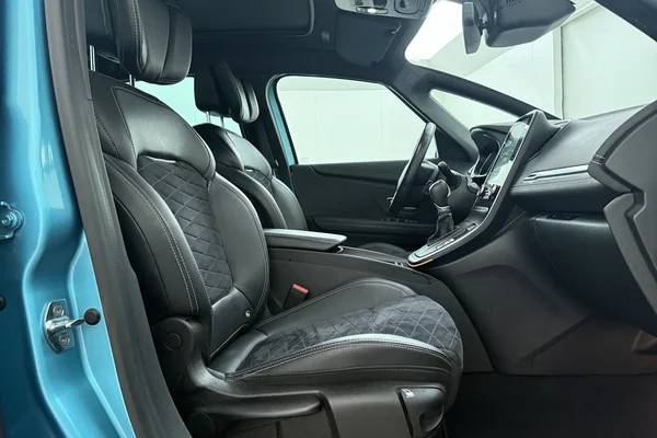 Renault Grand Scenic (2022) — foto 17 van 19